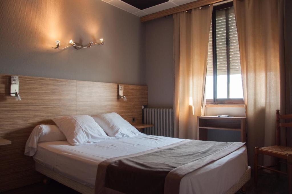 Logis Hotel Restaurant Mar I Sol Saint-Cyprien (Pyrenees-Orientales) Room photo