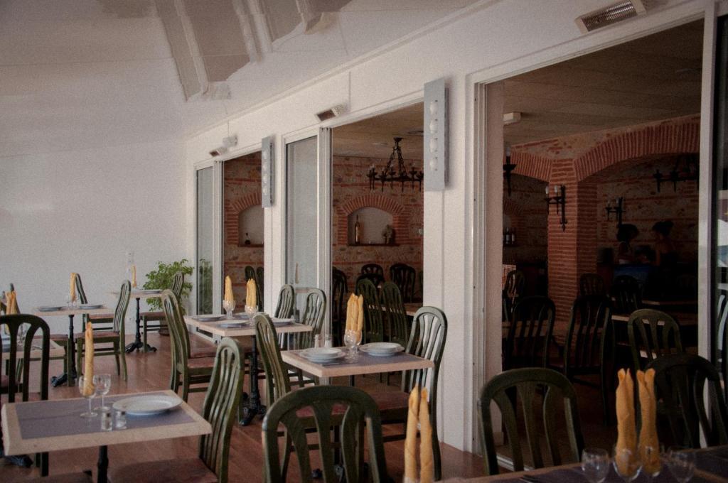 Logis Hotel Restaurant Mar I Sol Saint-Cyprien (Pyrenees-Orientales) Exterior photo